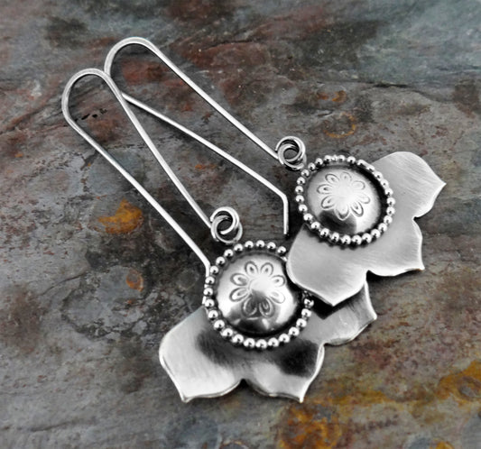 Flower Dangle Earrings || oxidized metalsmith earrings (6977)